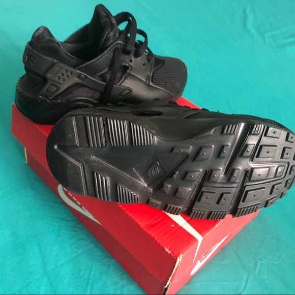 Boys - Size 11C Nike Air Huarache Triple Black Sneakers - Picture 4 of 9